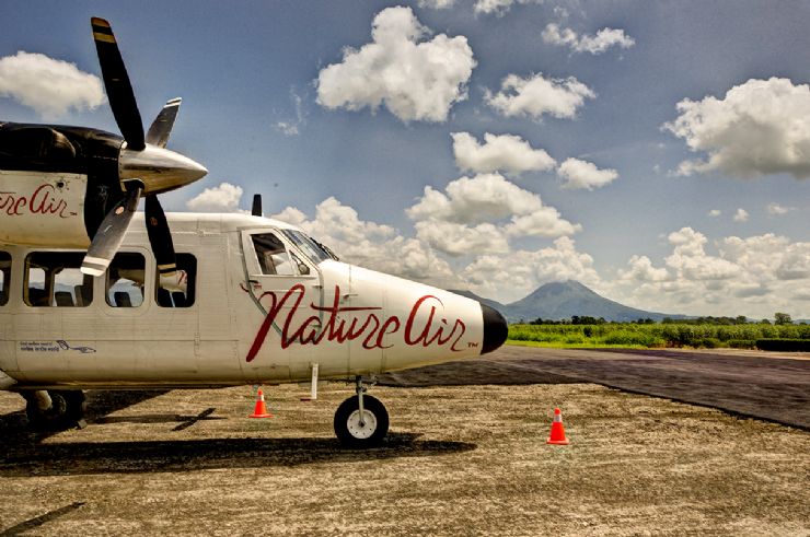 Avioneta de Nature Air con el Volcan Arenal de fondo