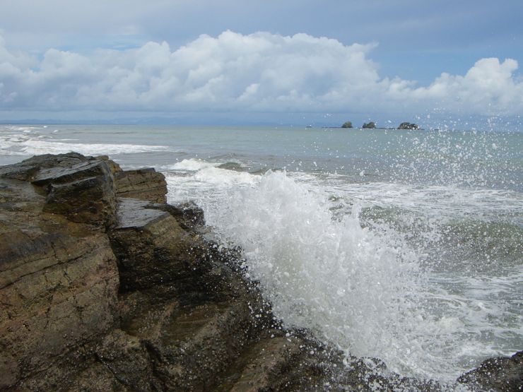 Arrecife en el mar del Parque Nacional Marino Ballena