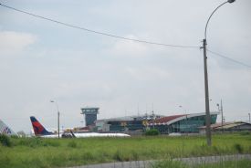 Aviones de American Airlines y Delta en la terminal del Aerpuerto&nbsp;-&nbsp;Aeropuerto Internacional de San Jos� (Juan Santamaria), Alajuela