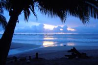 Disfrutar de la puesta de sol azul en Tamarindo