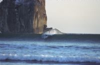 Surfista agarrando olas en un lugar de Roca Bruja