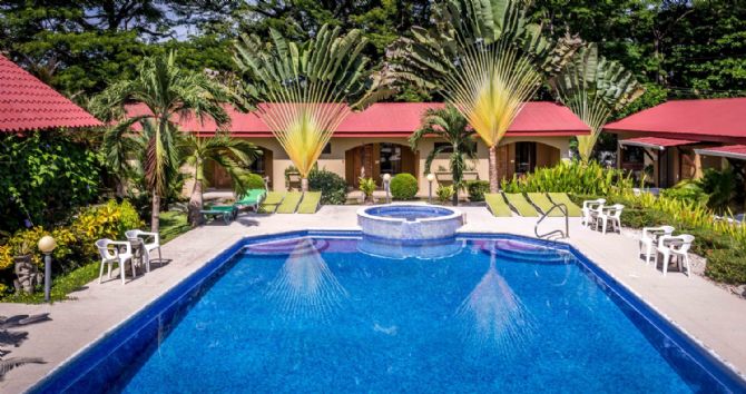 Vista de la piscina y las habitaciones en Villas Creole