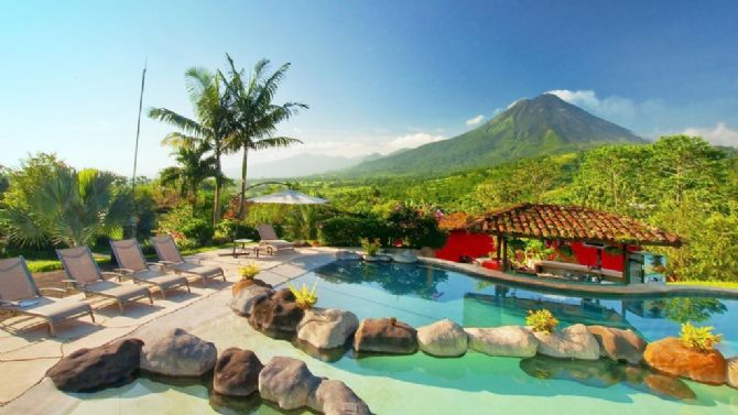 Piscina con vista al volcán en Mountain Paradise Hotel