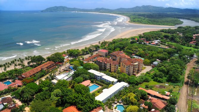 Vista aérea de Tamarindo con Playa Grande de fondo