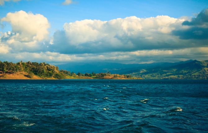 Excelente surf con vela en el Lago de Arenal, sector de Tilaran