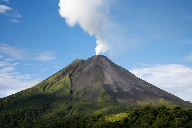 El Volcán Arenal esta Humeando