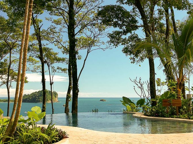 Piscina con vista al mar de Manuel Antonio en Arenas del Mar Beach and Nature Resort