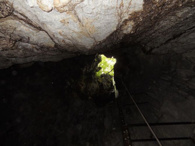 Descenso en una de las cuevas de Barra Honda