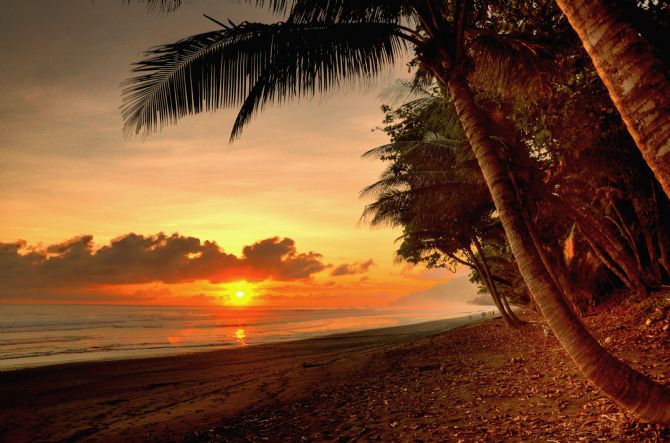 Atardecer en la playa del Parque Nacional Corcovado