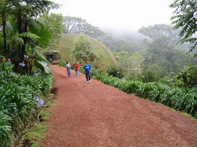 En las afueras del mariposario de La Paz