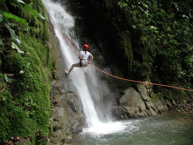 Haciendo canyioning cerca a La Fortuna y al Volcan Arenal