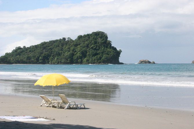 Tentadoras sillas de playa en Manuel Antonio