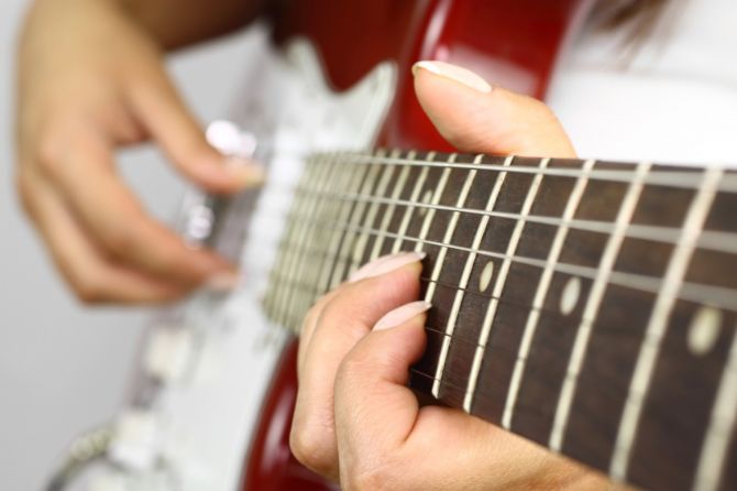 Guitarrista tocando música rock