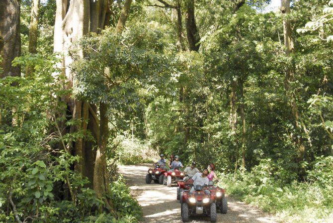 Conduciendo cuadraciclos cerca del Hotel Borinquen Mountain