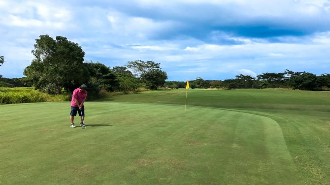 Practicando Golf en el campo de Hacienda Pinilla cerca de Tamarindo