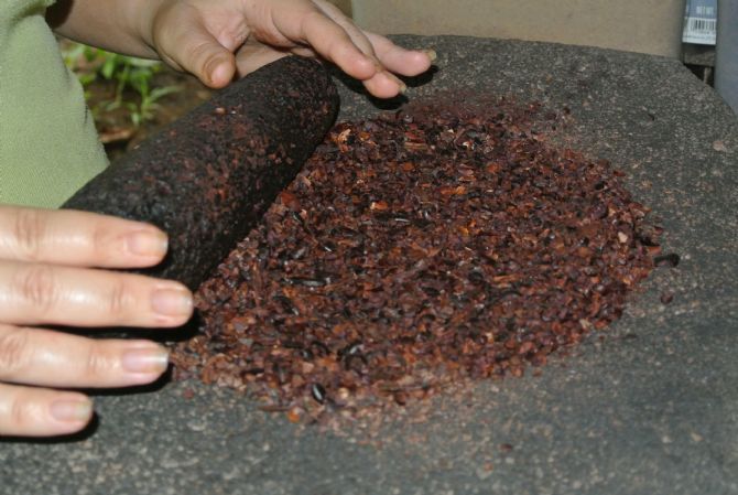 Cacao siendo molido antes de agregarle azucar