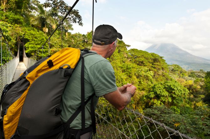 Observando el Volcan Arenal desde un puente colgante