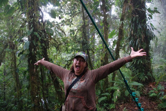 Feliz de caminar en el Parque Selvatura