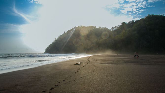 Día brumoso en la playa en Jacó