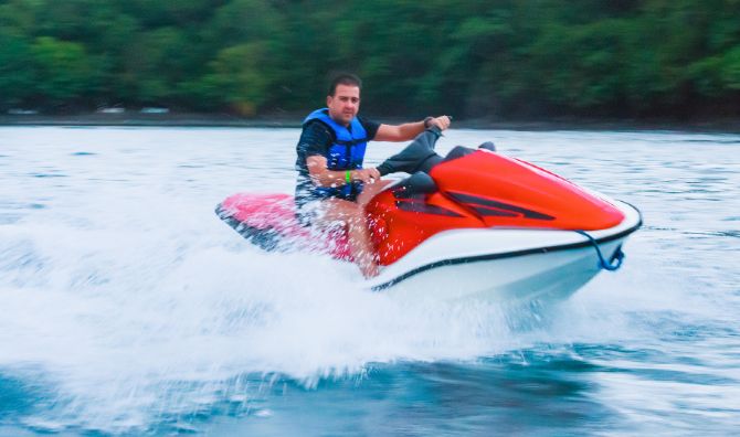 manejando un Jet Sky en en Golfo de Papagayo en Guanacaste