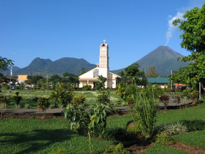 Iglesia en la Fortuna y Volcan Arenal