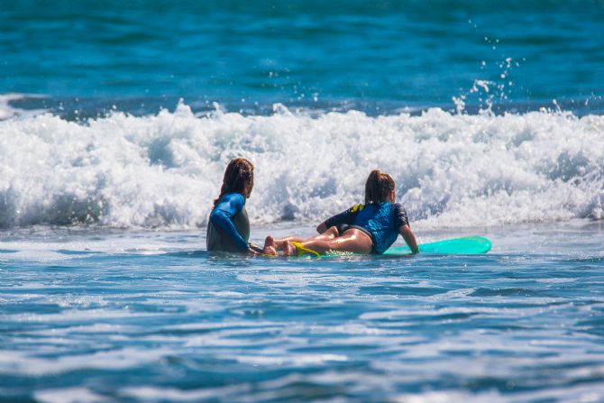 Aprendiendo a surfear en Tamarindo