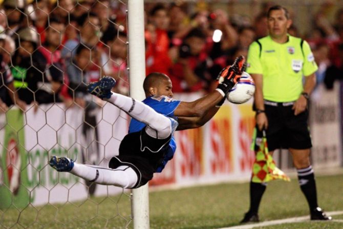 Liga detenienod un posible gol