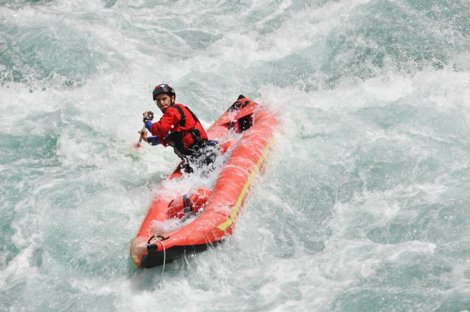 En medio de rapidos de clase IV en el Rio Toro