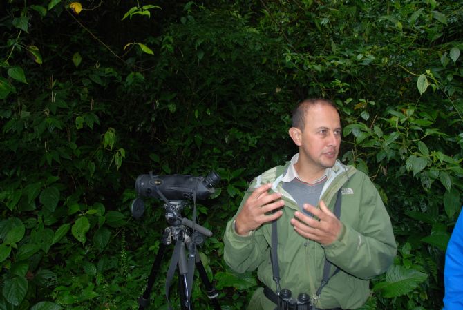 Guia en la Reserva de Monteverde hablando acerca del bosque