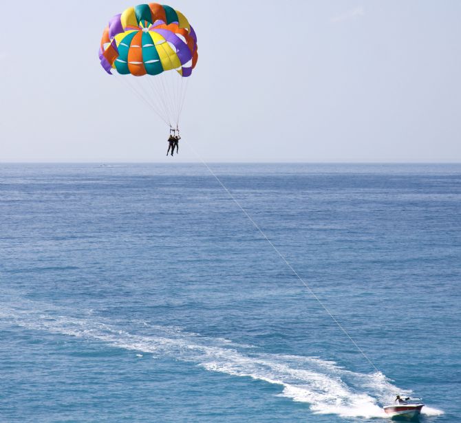 Surfear con paracaidas en Playa Jaco