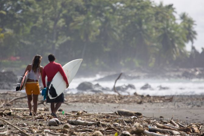 Surfistas caminar en Pavones