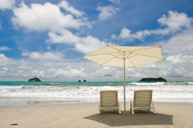 Sombrillas y sillas en Playa Espadilla en Manuel Antonio