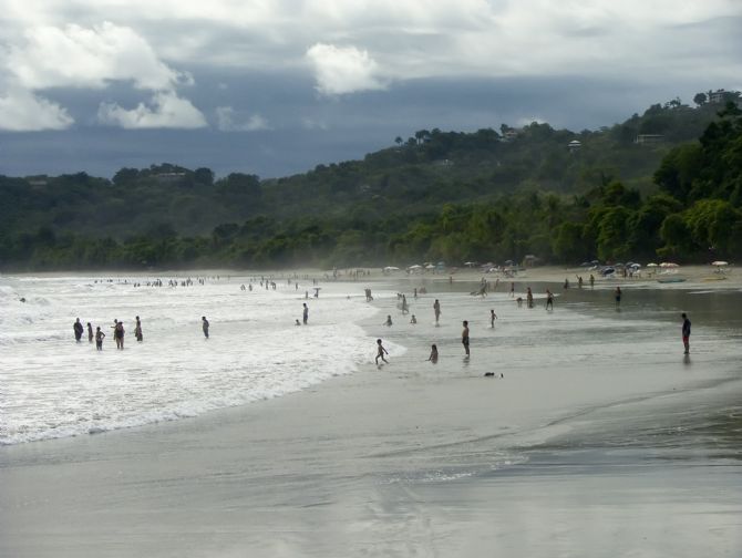 Muy concurrida Playa Espadilla en Manuel Antonio