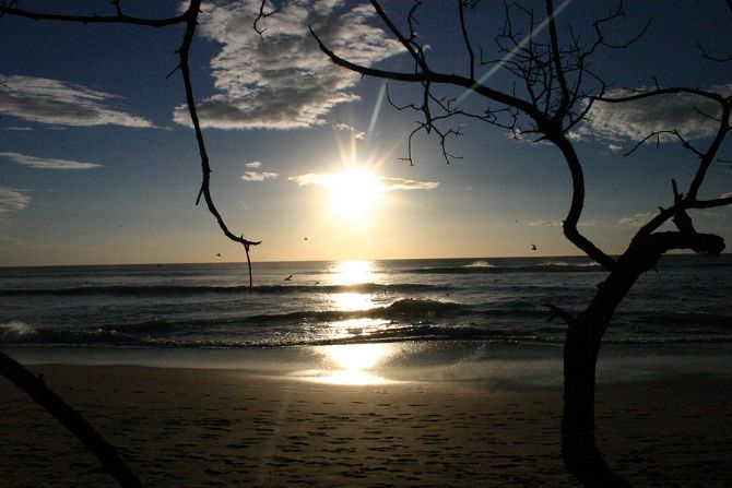 Atardecer y surf en Playa Grande