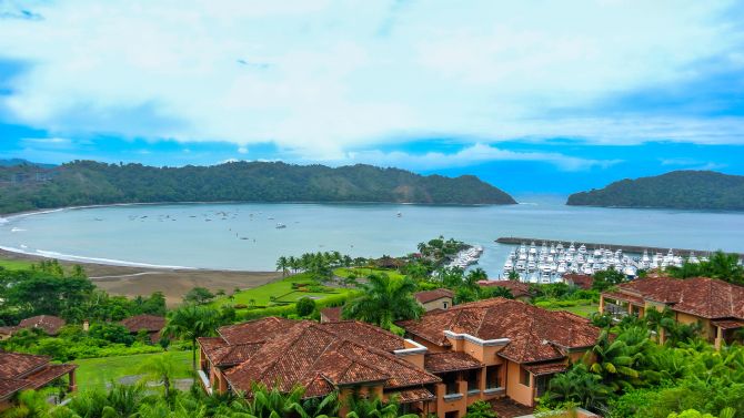 Playa Herradura y Marina Los Sueños