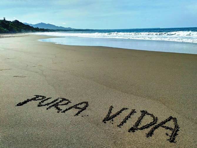  Pura Vida escrito en la arena en Playa Negra en Puerto Viejo