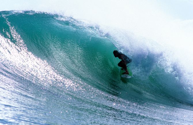 Surfista en ola en forma de barril en Salsa Brava