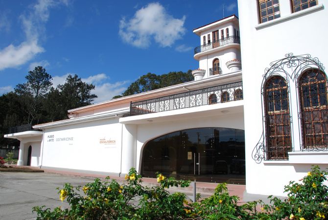 Vista de cistado del Museo de Arte con flores precisoas