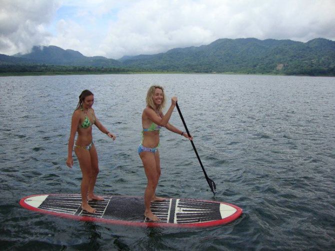 Remando de pie en el lago Arenal con Desafio Adventure 