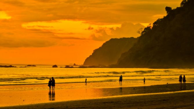 Puesta de sol en la playa jaco