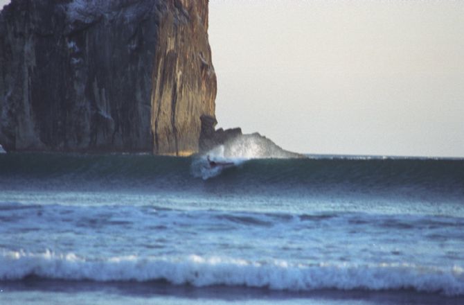 Surfista agarrando olas en un lugar de Roca Bruja
