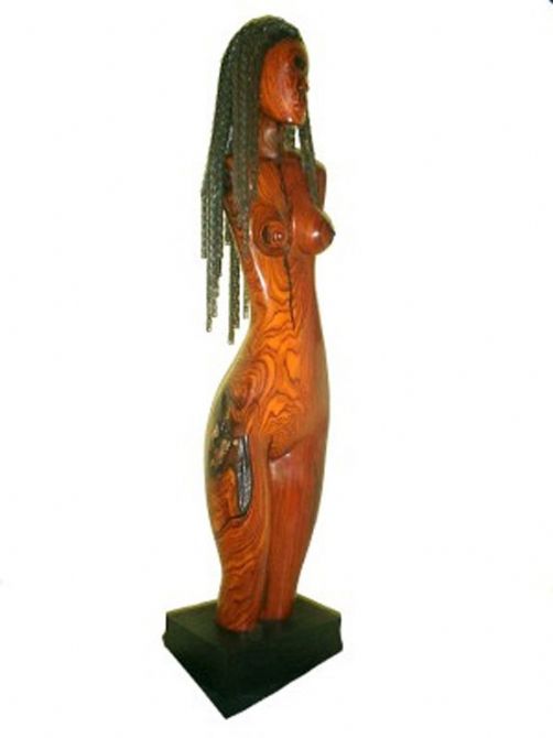 Mujer en madera tallada por Tony Jimenez cortesia de www.tonyjimenez.com