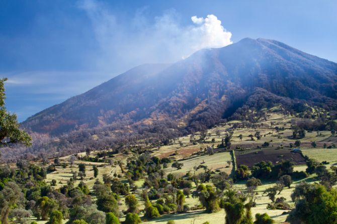 Volcan Turrialba erupcionando