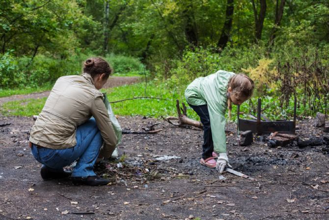 Turistas voluntarias limpianzo la zona en Monteverde