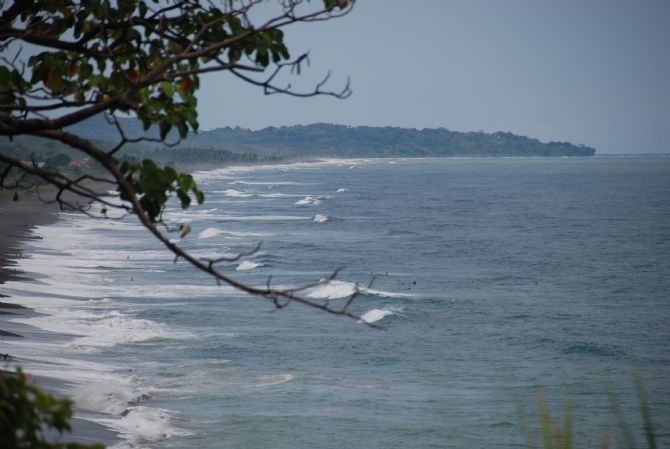 Olas rodando en Playa Hermosa