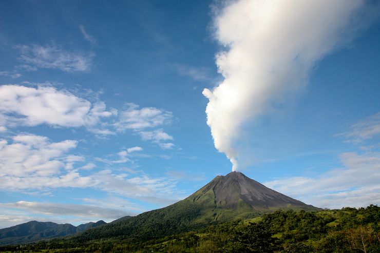 Volcán Arenal soplando humo