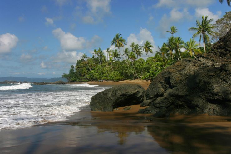 Formaciones rocosas de impresionante playa en el Parque Nacional Corcovado