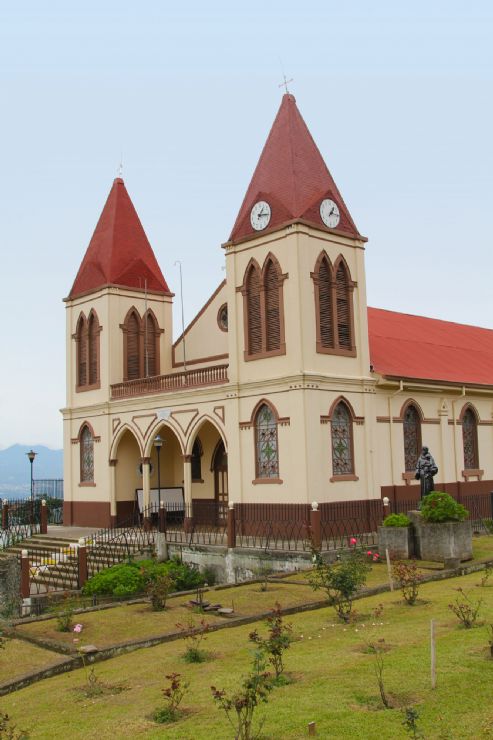 Iglesia hermosa en San Antonio de Escazu