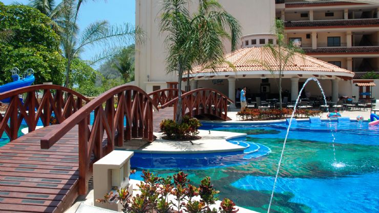 Puente sobre la piscina en Croc's Resort & Casino