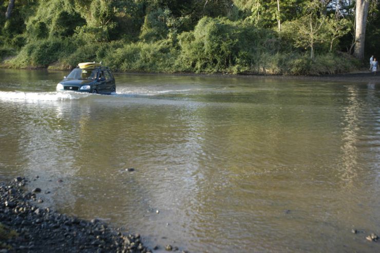 Conduciendo cerca a Isla Chira